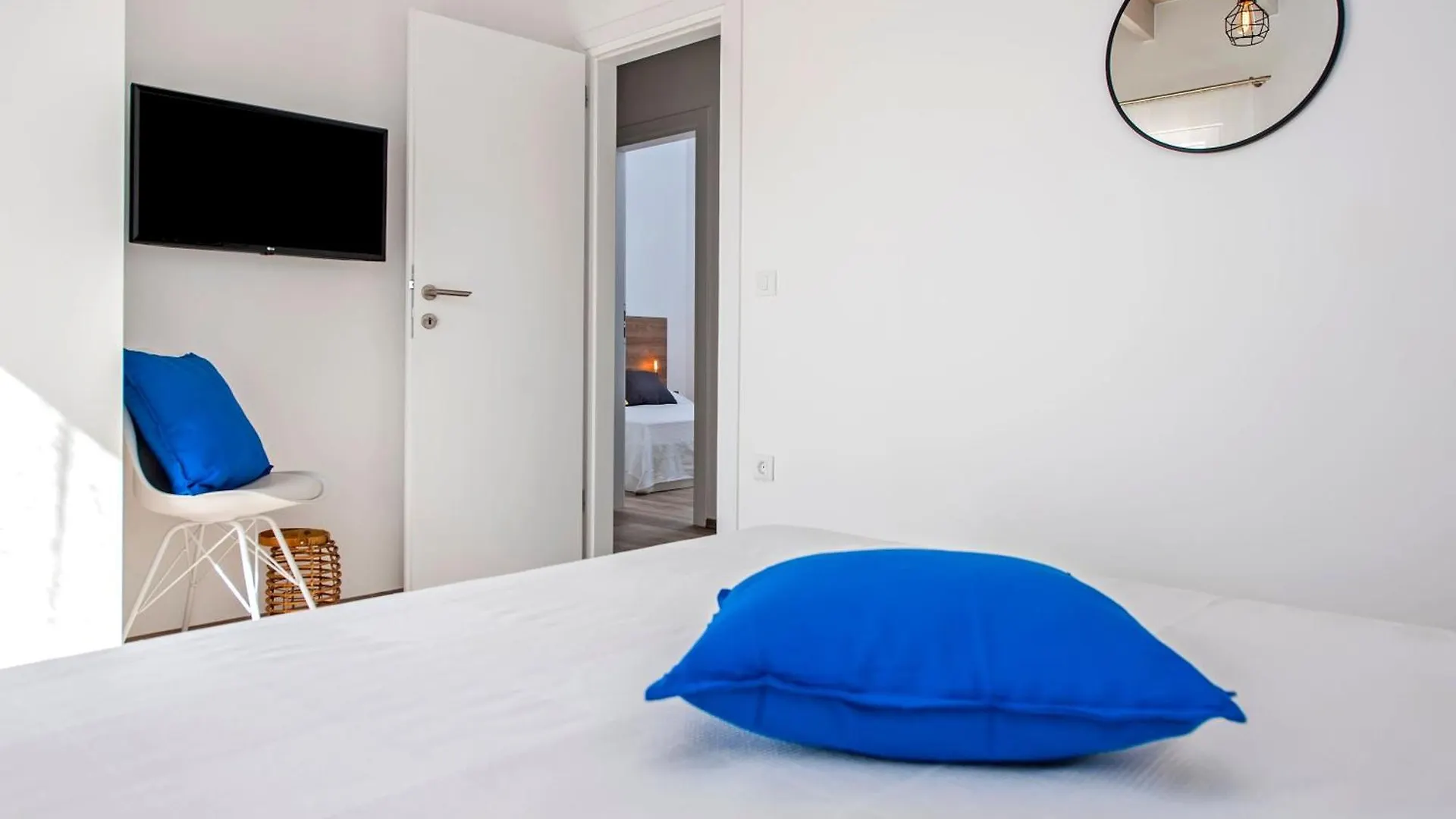 Vollstaendig Freistehende Designervilla Mit Infinity Pool Marcana