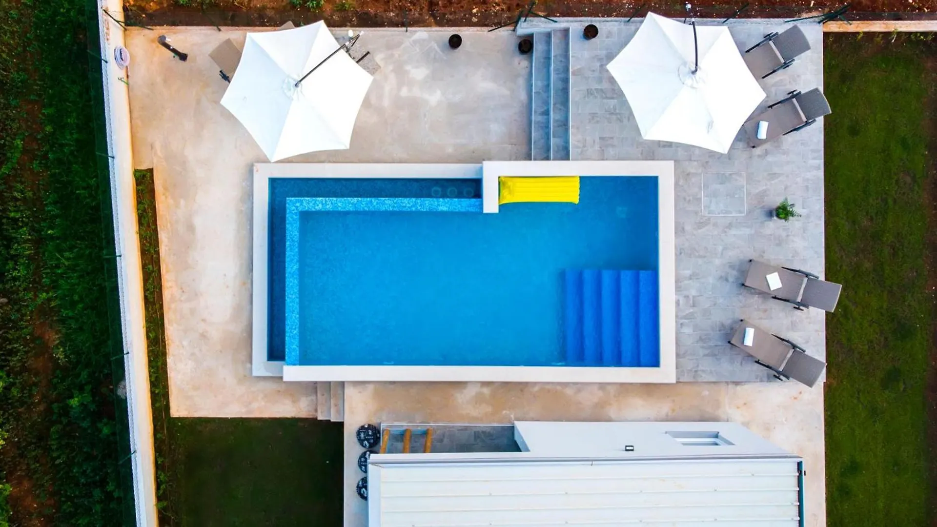 Vollstaendig Freistehende Designervilla Mit Infinity Pool Marcana Holiday home