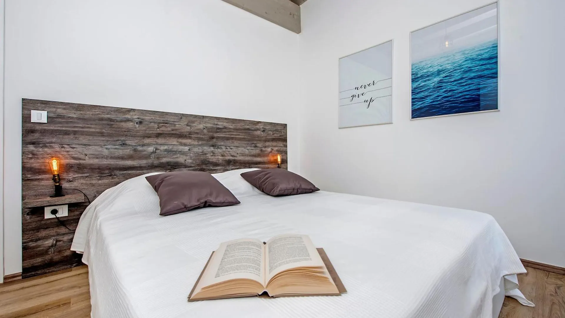 Vollstaendig Freistehende Designervilla Mit Infinity Pool Marcana Holiday home