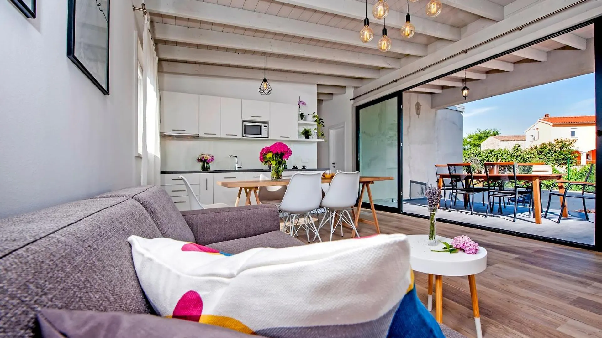 Vollstaendig Freistehende Designervilla Mit Infinity Pool Marcana