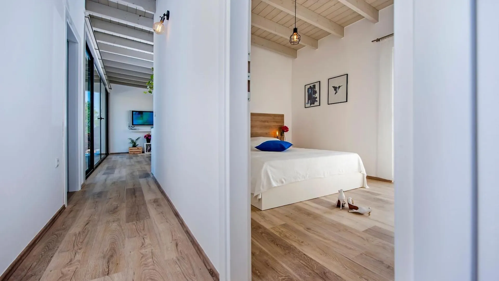 Vollstaendig Freistehende Designervilla Mit Infinity Pool Marcana Croatia