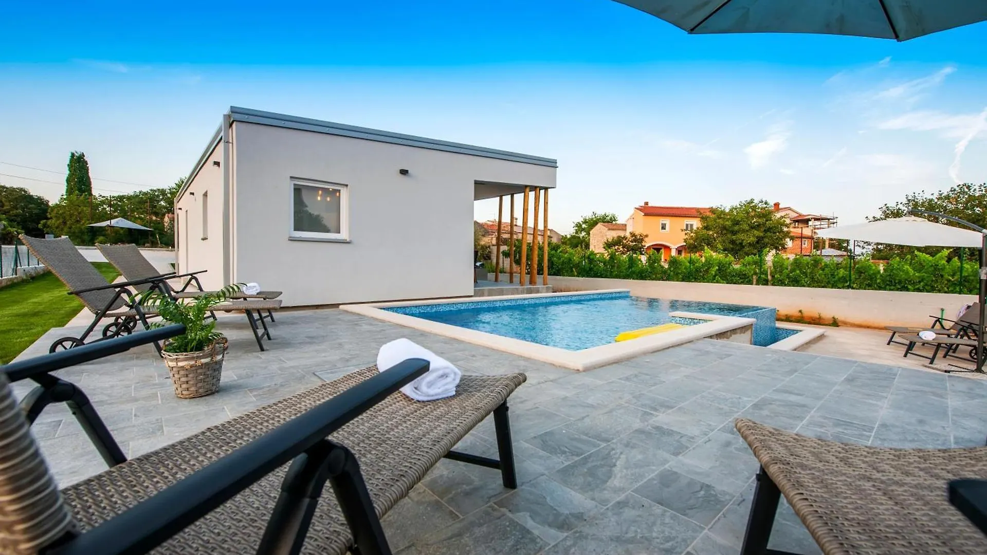 Vollstaendig Freistehende Designervilla Mit Infinity Pool Marcana Holiday home