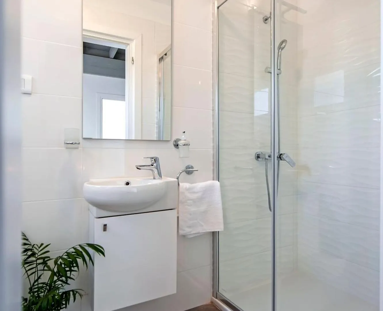 Vollstaendig Freistehende Designervilla Mit Infinity Pool Marcana