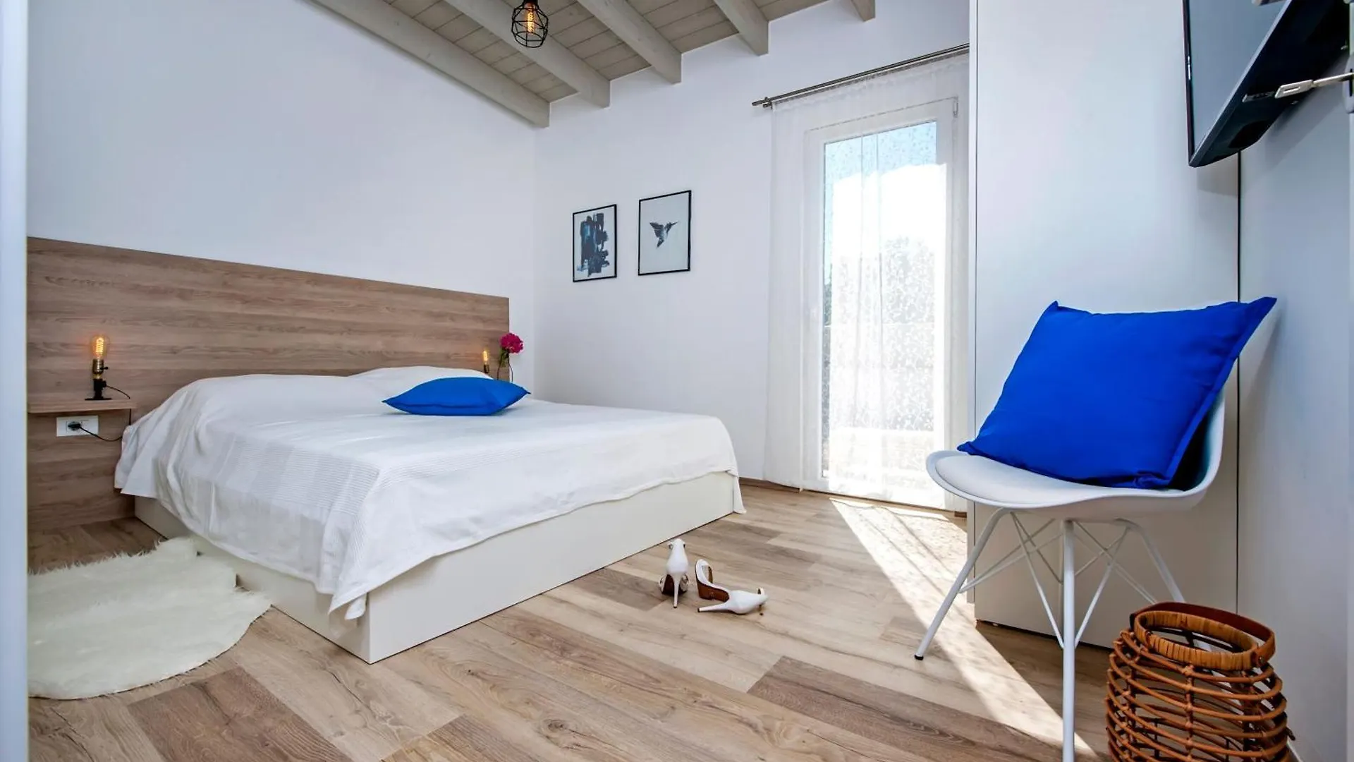 Vollstaendig Freistehende Designervilla Mit Infinity Pool Marcana