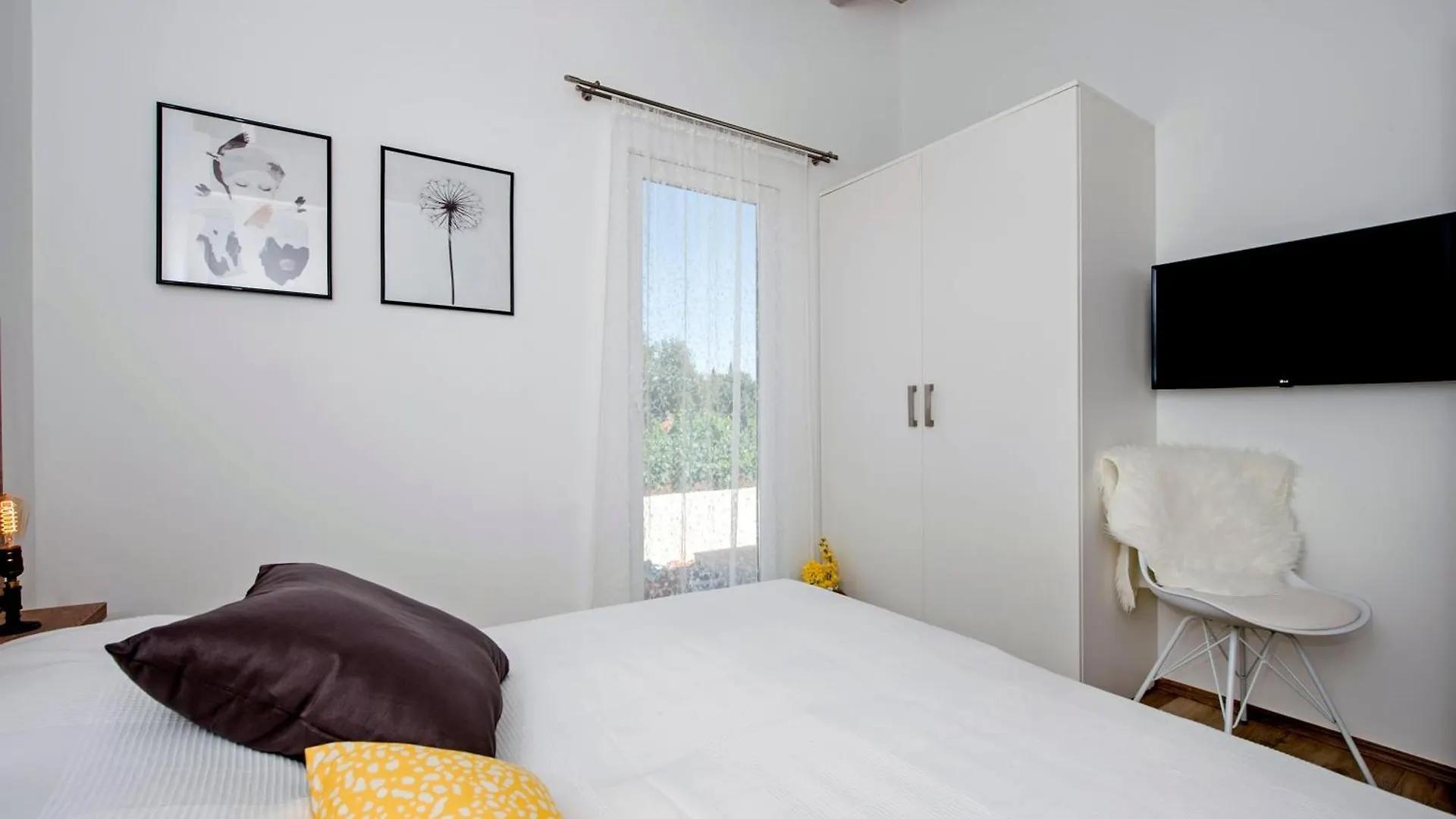 Vollstaendig Freistehende Designervilla Mit Infinity Pool Marcana Croatia