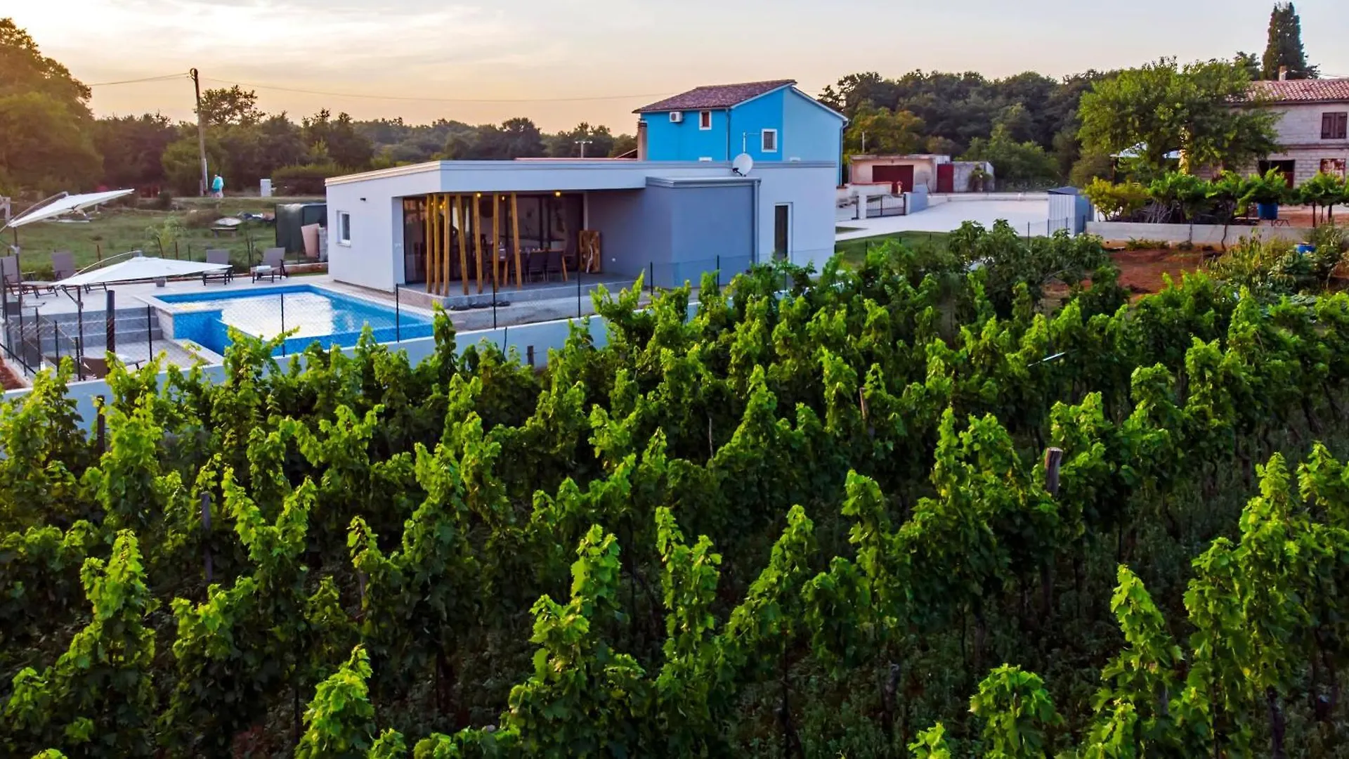 Vollstaendig Freistehende Designervilla Mit Infinity Pool Marcana