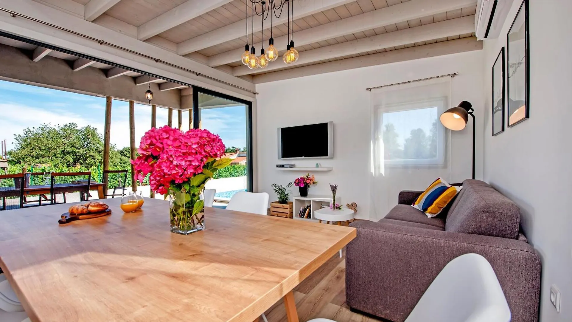 Vollstaendig Freistehende Designervilla Mit Infinity Pool Marcana