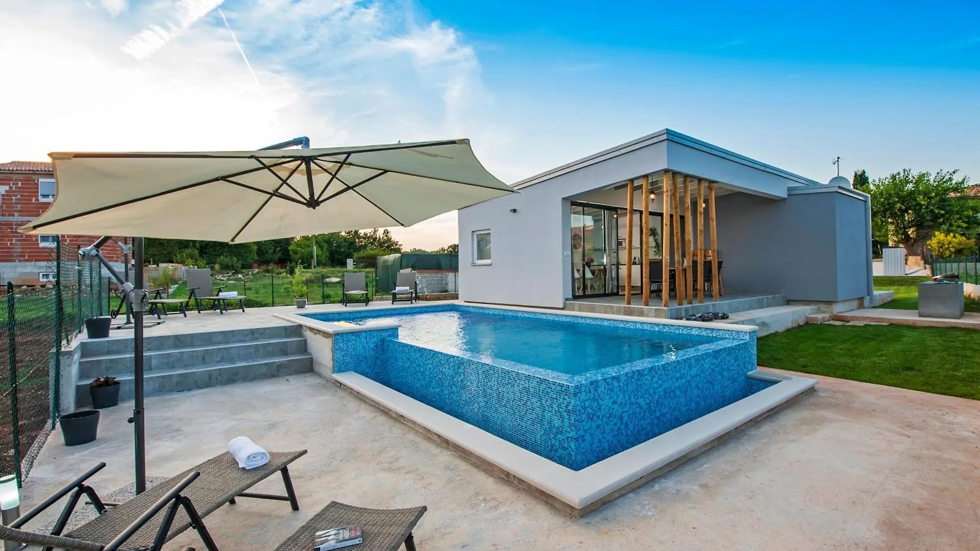 Vollstaendig Freistehende Designervilla Mit Infinity Pool Marcana